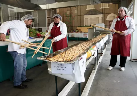 7 metri. Atât măsoară cea mai lungă plăcintă cu brânză din lume