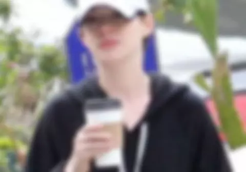 GHINIONISTĂ? Anne Hathaway a dat nas în nas cu paparazzii și nu o să-ți placă ce o să vezi! | FOTO