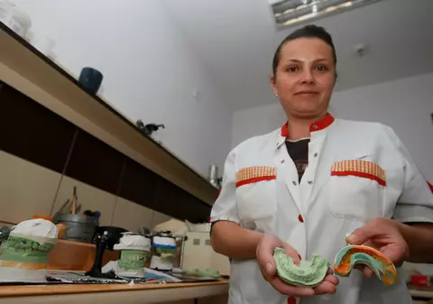 Aşa se face dantura falsă! Libertatea a vizitat ”fabrica de dinţi”
