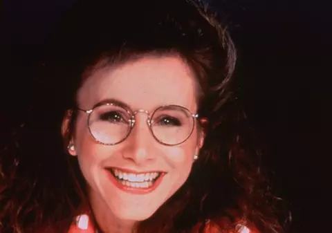 Ţi-o mai aminteşti pe tocilara Andrea din "Beverly Hills"? Vezi cum arată, ACUM, la 52 de ani! FOTO