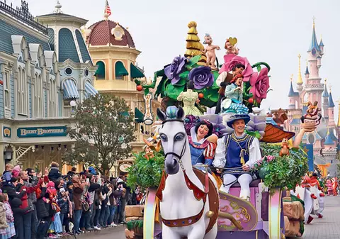 Vreţi să le faceţi copiilor o bucurie? La Disneyland, poveştile prind viaţă