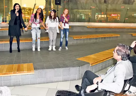 Petre Roman îşi soarbe soţia din priviri