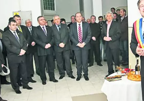 Politicienii s-au bulucit să inaugureze un... lift! VIDEO