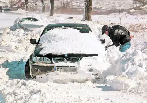 Îngropaţi în nămeţi!