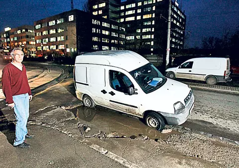 Atenţie la groapa asta! Poţi să-ţi rupi maşina în ea!