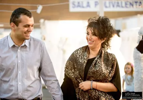 Adriana Bahmuțeanu și iubitul ei, la un târg de nunți