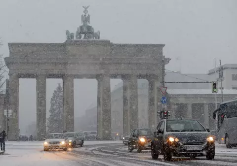 Poarta Brandenburg, lovită cu mașina de un șofer care a adormit la volan