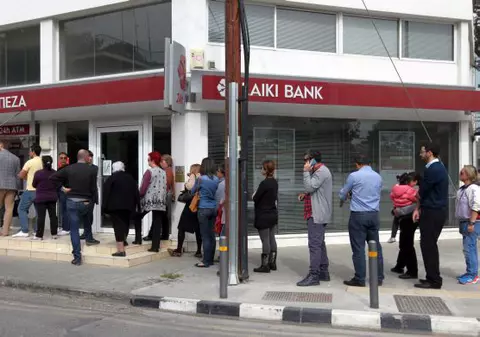 Situație fără precedent! Cum încearcă ciprioții să evite golirea de bani a băncilor