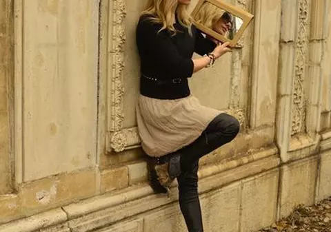 Ce geantă şic are Laura Cosoi! Îţi place? | FOTO