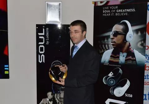 Alin Moldoveanu se relaxează ascultând muzică la căști