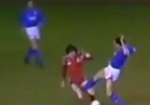 Vezi ce fotbalist român a suferit cel mai urât fault din istorie