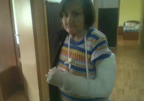 Asistenta acuzată că a bătut o bătrână într-un azil din Craiova, concediată