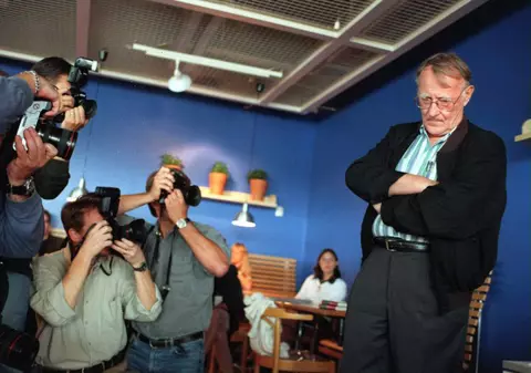 SĂRACUL MILIARDAR! Iată CUM TRĂIEŞTE, la 87 de ani, fondatorul Ikea!