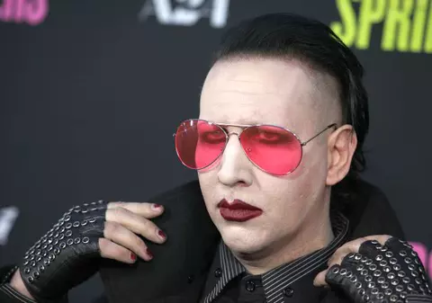 Marilyn Manson a atacat cu fumigene o armată de paparazzi - VIDEO
