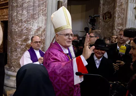 Poveştile primilor trei preferaţi pentru fotoliul papal