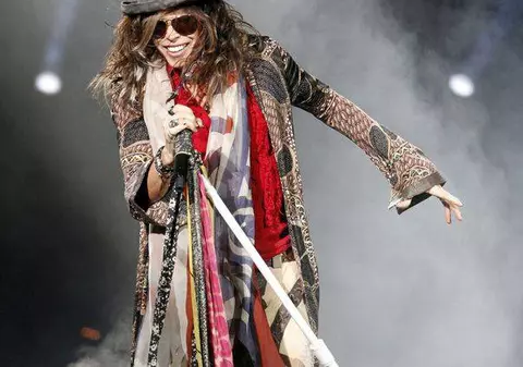 S-a votat legea Steven Tyler, care apără vedetele de paparazzi! "Acum mă pot plimba gol prin curtea casei"