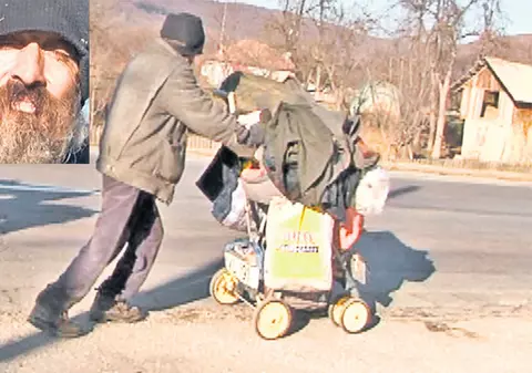 Toată averea lui o plimbă într-un cărucior. Un bătrân de 74 de ani, dat afară din casă de iubită, hoinăreşte de un an prin judeţul Argeş