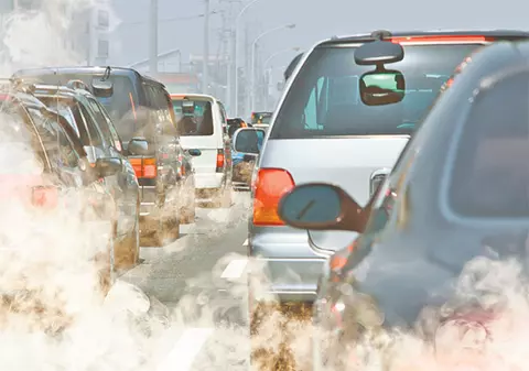 Analiştii desfiinţează viitoarea taxă de poluare: "Nu e corect să plăteşti timbrul înainte de a polua"