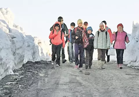 Merg 4 kilometri până la şcoală şi îşi fac temele la lumânare