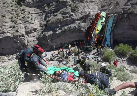 Tragedie în Peru! Cel puţin 24 de morți în urma prăbuşirii unui autocar într-o prăpastie - FOTO