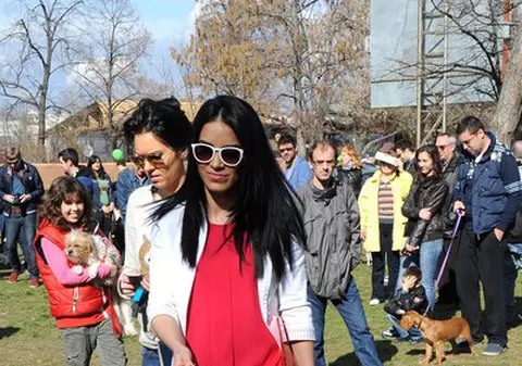 Adelina Pestriţu, în pantofi cu toc cui, prin iarbă!