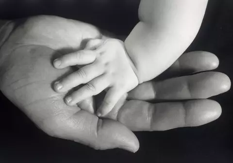 Adopția, posibilă soluție pentru cuplurile infertile