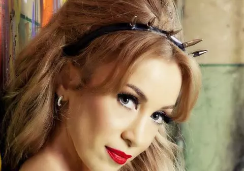 Annes, pe placul socrilor! De 8 Martie a primit bijuterii cu cristale Swarovski şi parfumuri! VIDEO