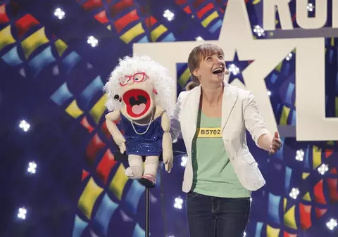 Smiley are mare succes la...BUNICUȚE. Una l-a HĂRȚUIT de-a dreptul, încercând să-i smulgă UN SĂRUT!