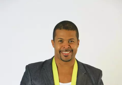 Cabral, Ştefan Stan şi Daniel Buzdugan dăruiesc flori femeilor