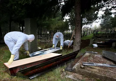 De ce a fost un bătrân OBLIGAT să îşi DEZGROAPE soţia moartă şi ce a păţit înaintea ÎNMORMÂNTARII