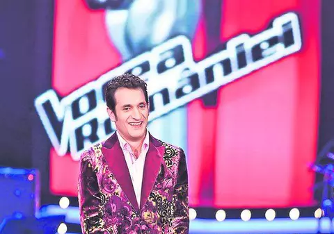 Vă mai amintiți de Iulian Canaf? Fostul concurent de la «Vocea României» vinde haine în Iași, în magazinul soției sale - FOTO 