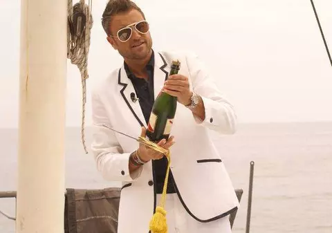 Cătălin Botezatu ştie să se distreze: "Beau DOAR ŞAMPANIE. Duc câteva sticle pe noapte" Vezi CÂT ÎL COSTĂ distracţia!