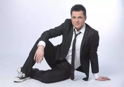 Cove a rupt inimi la Iaşi! Prezentatorul tv a fost cerut în căsătorie. Află ce a răspuns!