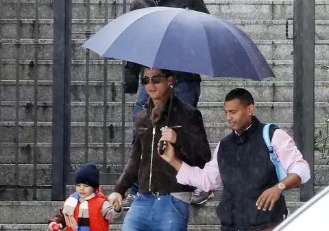 Cristiano Ronaldo și-a scos fiul la plimbare! Uite ce simpatic e puștiul său! | FOTO