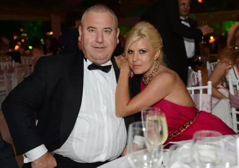Elena Udrea îşi întrerupe campania pentru a-i face O SURPRIZĂ SOŢULUI de 8 Martie! Vezi ce-i pregăteşte!