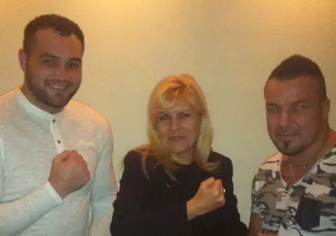 Elena Udrea, în compania a doi bărbaţi musculoşi! FOTO