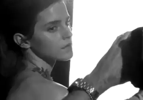 Emma Watson a pozat dezbrăcată pentru o cauză nobilă. Cum ți se pare gestul ei? | VIDEO