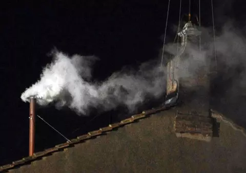 FUM ALB LA VATICAN! CATOLICII AU UN NOU PAPĂ!