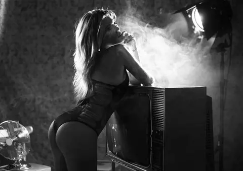 Nu trebuie să fii bărbat ca să te exciţi! Uite cum arată Gina Pistol în fotografia asta!