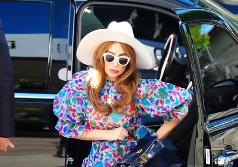 Lady Gaga şi-a comandat rochie de mireasă din mătase aurie cu diamante