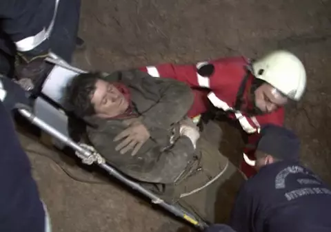 Hoţi prinşi sub pământ! Salvaţi pentru a li se face dosare penale