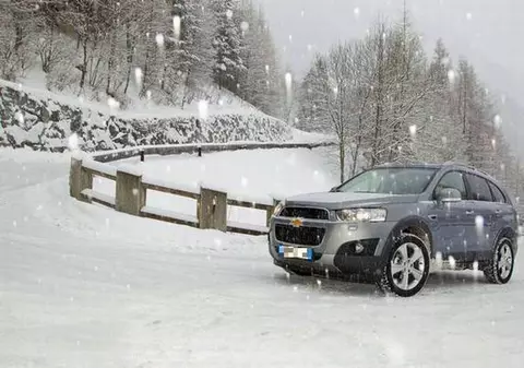 Iarna nu se lasă! Vezi lista drumurilor naționale cu circulație îngreunată