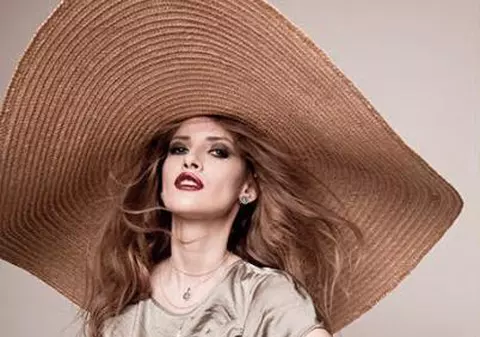 Ce face IULIA ALBU în PRIMA ZI DE FEMEIE DIVORȚATĂ! Vezi ce program are!