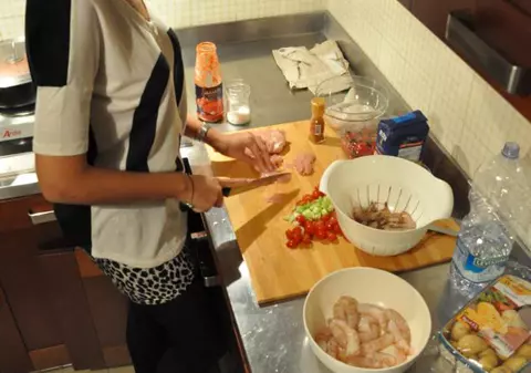 MĂDĂLINA GHENEA, o GOSPODINĂ CULTĂ! Uite ce cărți ține pe masa din BUCĂTĂRIE!