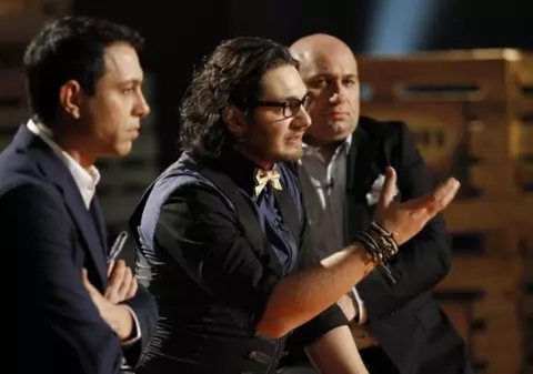 Cei trei juraţi de la MasterChef vor avea un AJUTOR DE NĂDEJDE! Vezi cum a evoluat cel mai simpatic concurent din prima ediţie!