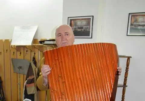 Târgu Jiu: Vrea să intre în Cartea Recordurilor după ce a confecţionat un nai de 2 metri