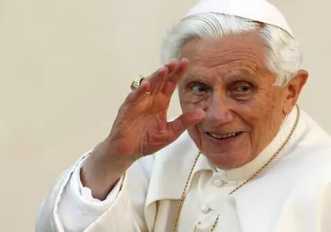 SEMN DIVIN? Castelul Gandolfo, unde s-a restras Benedict al XVI-lea, zguduit