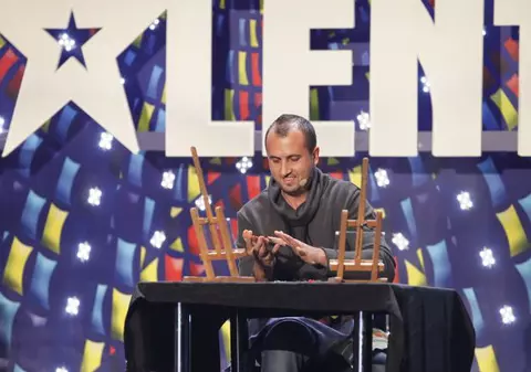A rămas fără un picior, însă pictează pe sticlă cu o viteză fantastică cu mâinile! Jurații de la ”Românii au talent” au recunoscut:”E SPECIAL” FOTO