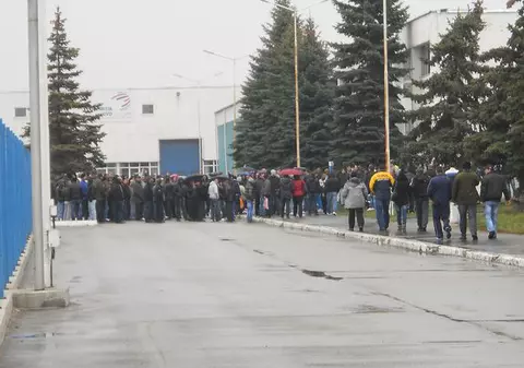 Protest la Dacia Mioveni | 8.000 de oameni au ieșit în stradă!