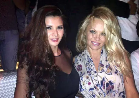 Ramona Gabor s-a ÎMPRIETENIT cu PAMELA ANDERSON în DUBAI! Vezi cine a rugat-o să aibă grijă de STARLETĂ!